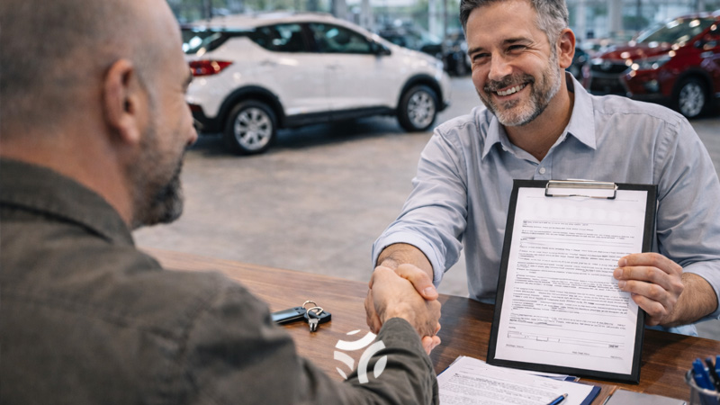 Descubre cómo negociar un prestamo coche aval y obtener mejores condiciones desde el inicio